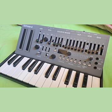 ROLAND SH-01A