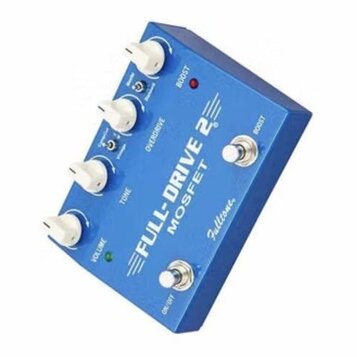 Modrý kytarový efekt pedál s bílými oválnými knoflíky. Na horní straně jsou nápisy VOLUME, TONE, OVERDRIVE a BOOST, doprovázené textem FULL-DRIVE 2 M…