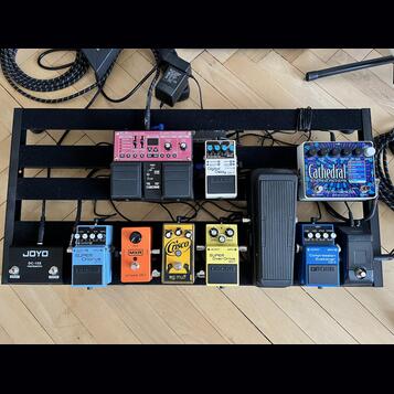 Prodám 10 efektů i s pedalboardem