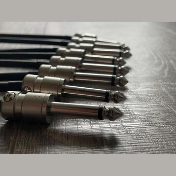 RUČNÍ VÝROBA PATCH KABELŮ NA MÍRU – MOGAMI + SQUAREPLUG