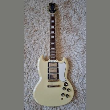 Krémově bílá elektrická kytara typu SG značky Epiphone. Na hlavě je nápis Epiphone a na krytce snímačů text Les Paul Special. Nástroj má dva humbucke…