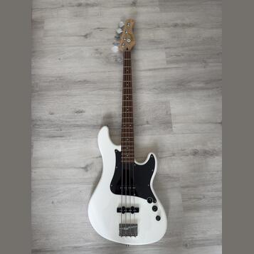 Bílá elektrická basová kytara se čtyřmi strunami, černým pickguardem a hnědým hmatníkem. Na hlavě je viditelné logo "Squier". Nástroj vykazuje známky…
