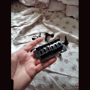 Tremolo na  Stratocaster Black (Squier limited Black edition