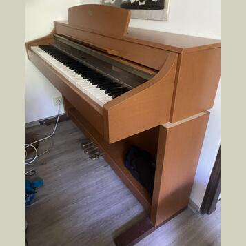 Yamaha CLP 330C