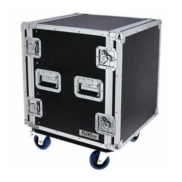 Černý transportní flightcase s hliníkovými hranami a rohy. Bedna je vybavena dvěma rukojetmi, čtyřmi uzavíracími zámky a čtyřmi modrými kolečky. V do…