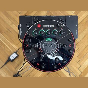 Mixpult Roland HS-5 pro tichou i hlasitou zkoušku a stojan