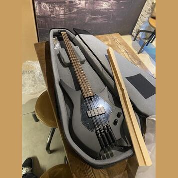 Hils HNB3 NEXT Black – basová kytara jako nová, komplet bale