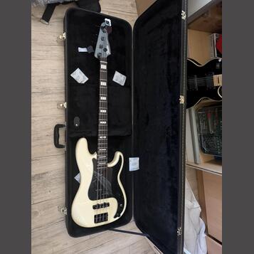 Fender Duff McKagan Deluxe Precision Bass RFB AW – prodám | HudebnÃBazar.cz