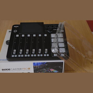 RØDECaster Pro II – perfektní stav+ ochranné plexi