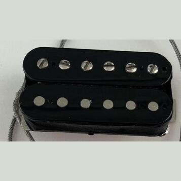 Černý humbucker snímač s dvěma řadami šesti magnetických pólů. Horní řada má viditelné šroubovací hlavy, spodní řada je tvořena hladkými kovovými kol…