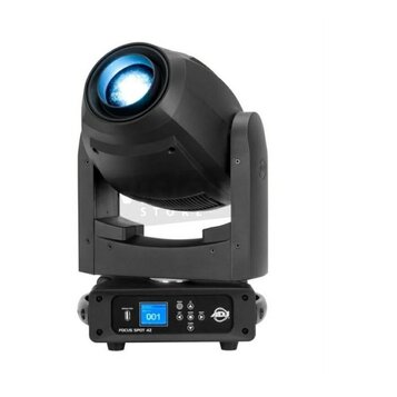 Černý pohyblivý reflektor typu moving head. Na spodním ovládacím panelu je digitální displej s číslem 001, ovládací tlačítka a logo ADJ. Pod displeje…