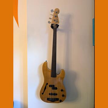 Unikátní Fender Acoustic Electric Precision Bass, Japan 1990