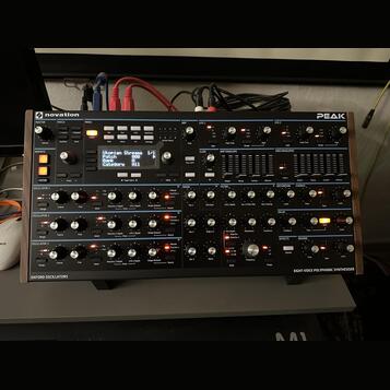 Novation Peak + decksaver + stojanek 