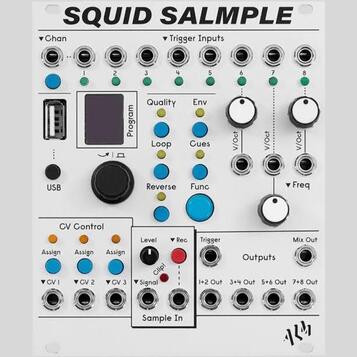 Bílé elektronické zařízení s množstvím ovládacích prvků, knoflíků a modrých tlačítek. V horní části je velký černý nápis SQUID SALMPLE. Na panelu jso…