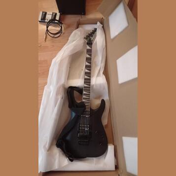 Jackson JS32 Dinky Arch Top AMR SBK + 9m kabel | Top stav