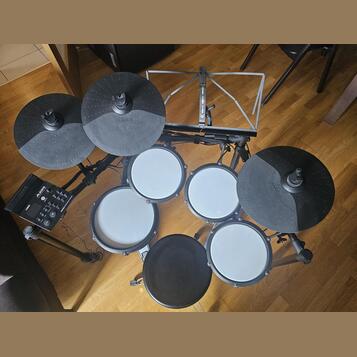 Bicí souprava Alesis Nitro Max kit včetně židličky a paliček