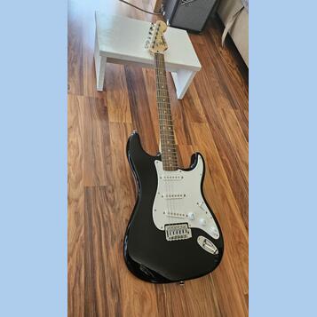 Squier Stratocaster by Fender a kombo Fender Frontman 10G