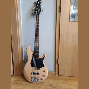 Yamaha Broadbass 5-ti strunná baskytara 