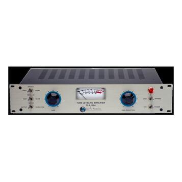 Stříbrný rackový přístroj s nápisem TUBE LEVELING AMPLIFIER TLA-100A a logem Summit Audio Inc. Na předním panelu jsou dva velké modré otočné knoflíky…