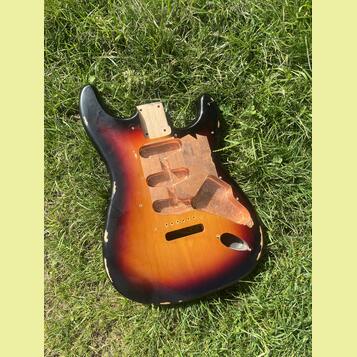 ZAREZERVOVÁNO Stratocaster tělo 3 tone sunburst 
