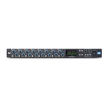 Černý rackový audio interface s osmi identickými kanály ovládání. Každý kanál obsahuje dva modré otočné knoflíky s popisky Gain a Comp, bílé tlačítko…