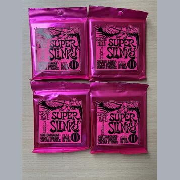 4× nové struny Ernie Ball Super Slinky 9–42 (2223)