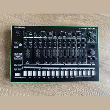 Roland TR8