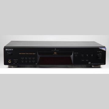 Černý přehrávač disků s nápisy SONY a Multi Channel / Direct Stream Digital. Na předním panelu je CD slot s nápisem SUPER AUDIO CD, displej a ovládac…