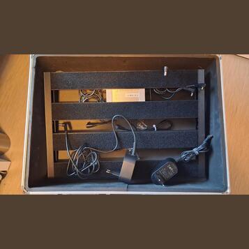 Pedalboard s kufrem, zdojem a záložním adaptérem