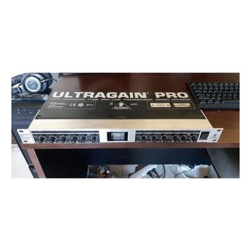 BEHRINGER ultragain mic2200