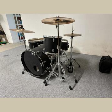 Bicí souprava + Paiste 2002 činely – kompletní set