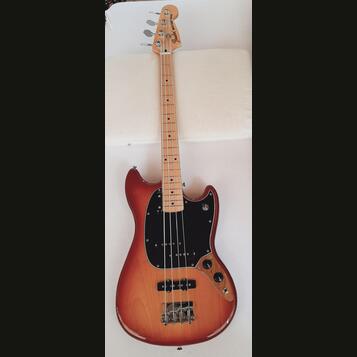 Prodám baskytaru Fender Mustang PJ Bass MN Sienna Sunburst.