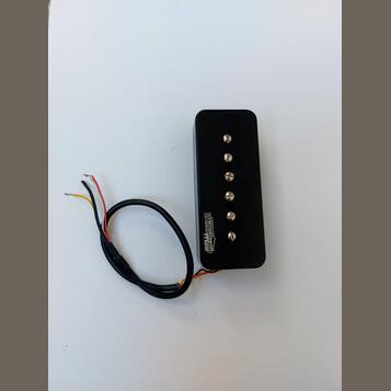 Černý elektrický snímač s pěti viditelnými kovovými poloslnoidy. Na spodní části je bílý nápis „Wilkinson Guitar Parts“. K snímači vedou čtyři izolov…