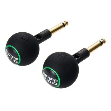 Dva černé konektory typu jack se zlatými hroty a kulatými gumovými úchyty. Na čele každého úchytu je zelený kruh a bílý nápis SWIFF AUDIO. Na horní č…