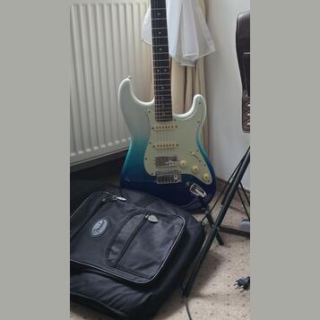 Fender Player Plus Stratocaster HSS + Pedals