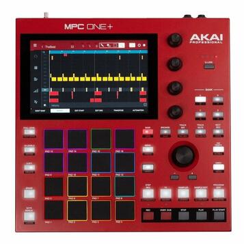 Červený sampler Akai MPC One+ s černým displejem a gumovými pady. Na horní hraně je nápis MPC ONE+ a v pravém horním rohu logo AKAI PROFESSIONAL. Zař…