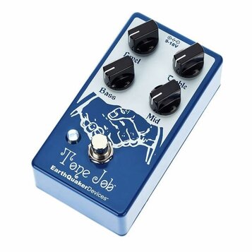 Modrý efekt pedál s bílým nápisem Tone Job a EarthQuakerDevices. Na horní straně jsou čtyři černé otočné knoflíky s popisky Level, Treble, Mid a Bass…