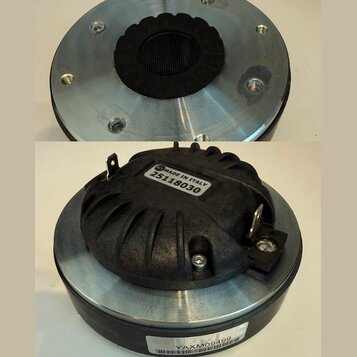 Dvě fotografie reproduktoru s hliníkovým základem a černým plastovým krytem. Na horním krytu je bílý štítek s nápisy RCF MADE IN ITALY a 25118030. Na…
