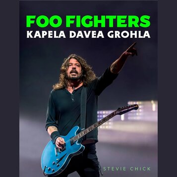 Fotografie zobrazuje hudebníka s modrou elektrickou kytarou v těle tvaru single-cut. V horní části obrázku je zelený nápis FOO FIGHTERS a pod ním bíl…