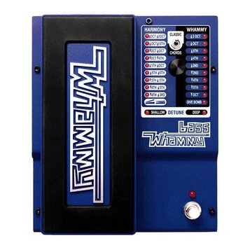 Modrý efekt pedál Bass WHAMMY s černým ovládacím pedálem. Na pravé straně je ovládací panel s nápisy HARMONY, WHAMMY a Bass WHAMMY, řadou červených L…