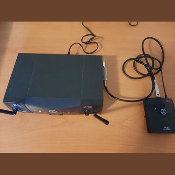Černý bezdrátový systém složený z přijímače a vysílače. Na přijímači jsou nápisy SR 40 MULTI FREQUENCY a CLUD PRO OmniWaveTV, je vybaven dvěma anténa…