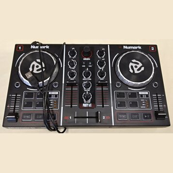 Černý DJ kontrolér značky Numark s modelem PARTY MIX. Zařízení má dva stříbrno-černé jog-wheels, středovou sekci s knoflíky a posuvníky a spodní část…