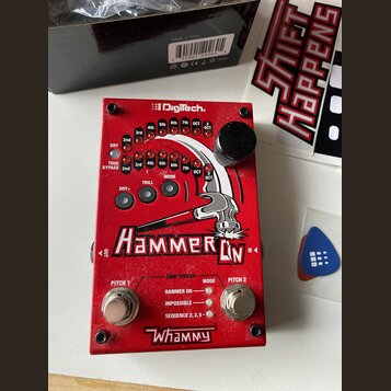 Červený kytarový efekt s nápisy Digitech, Hammer ON a Whammy. Na horní části jsou řady malých LED diod s označením 2nd, 3rd, 4th, 5th, 6th, 7th, OCT…