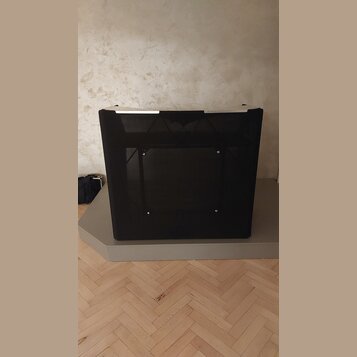 Černý, hranatý reproduktorový box s lesklým povrchem. Horní hrana je zakončena stříbrnými kovovými prvky a úchyty. Na přední černé ploše nejsou žádné…