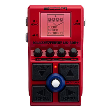 Červený efektový pedál značky ZOOM, model MULTISTOMP MS-60B+. Na displeji je zobrazen nápis CLEAR DRIVER PREAMP. Zařízení má čtyři černé otočné ovlad…