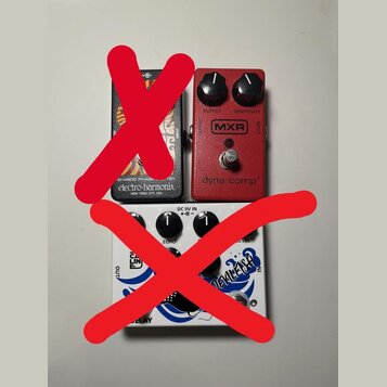 Tři efektové pedály v červeném kříži. Vlevo nahoře je černý pedál s nápisy EH45000 PHASE a electro-harmonix NEW YORK CITY, USA. Vpravo nahoře je červ…