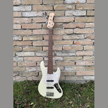Bílá elektrická basová kytara s tmavým hmatníkem a bílým pickguardem. Na hlavě nástroje je viditelné logo "Squier". Kytara má čtyři struny a stříbrný…