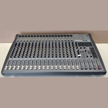 Šedý mixovací pult s kovovým šasi a černými bočními panely. Na horní části je nápis SAMSON USB LEDPAD LIVE MIXING CONSOLE a označení USB. Zařízení ob…