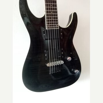 Černá elektrická kytara s výraznou strukturou dřeva na povrchu korpusu. Nástroj má dva humbuckery, jeden ovládací knoflík hlasitosti a jeden tónu. Na…