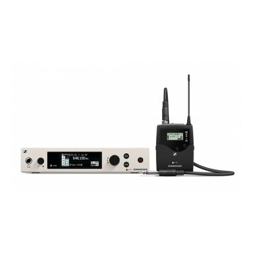 Bílá racková základna a černý bezdrátový vysílač s dvěma anténami. Na základně je displej s nápisy B.Ch U1 1 ev G4, 548.100 MHz a AF Out: +18 dB, dál…